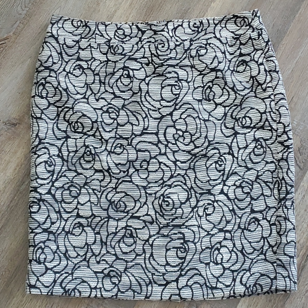 Ann Taylor Black Cream Woven Rose Pencil Skirt